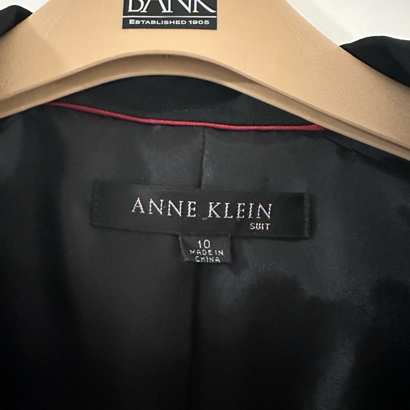 Anne Klein Pants Suit - black. Size 10. - Picture 2 of 8
